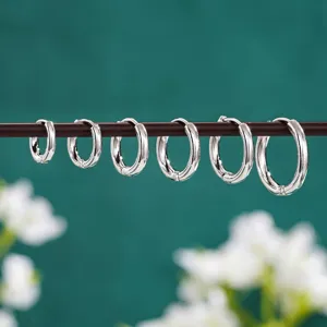Conjunto de pendientes de aro plateados minimalistas, joyas de moda apiladas de metal redondo.