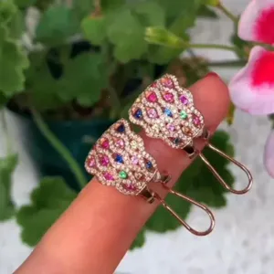 Nahaufnahme der luxuriösen Roségold Panther Ohrringe mit bunten Pavé Zirkonia Steinen.