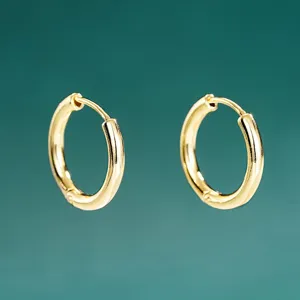Pendientes de aro simples chapados en oro minimalistas, joyería de moda clásica diaria.