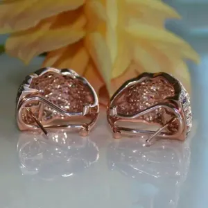 Detailansicht roségoldene Pave Ohrringe mit feinener Wabenstruktur und sicherer Rückseite für Damen.