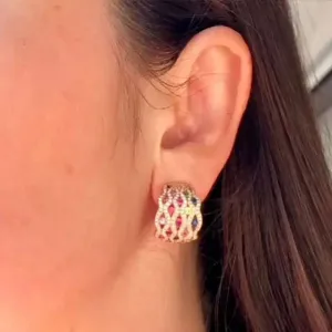 Nahaufnahme Detailansicht luxuriöser Roségold Mehrfarben Zirkon Pavé Ohrringe am Ohr.