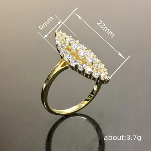 Elegante anillo statement marquise de circonita cúbica chapado en oro, tamaño y peso indicados.