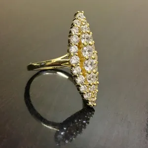 Elegante anillo statement de circonita cúbica color oro con diseño marquise para mujer