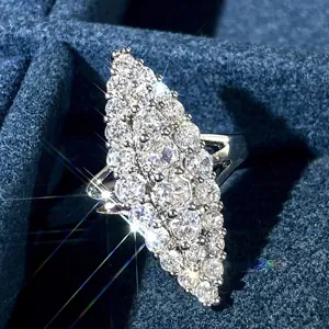 Primer plano detallado del anillo de racimo de cristales brillantes y diseño elegante.