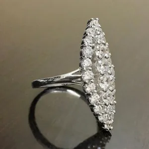 Primer plano detallado de un impresionante anillo de cóctel grande con piedras brillantes.