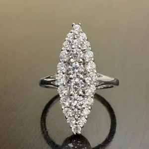 Elegante anillo de racimo marqués con piedras brillantes, ideal para uso diario y estilo de fiesta.