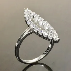 Elegante anillo de grupo plateado con brillantes piedras de circonita cúbica para uso diario.