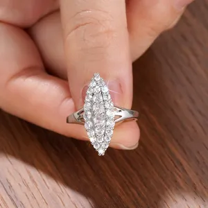Elegante anillo statement marquise de zirconia cúbica para mujeres, joyería de lujo elegante.