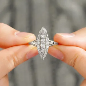 Hermoso anillo de plata con circonitas diseño marquise, elegante joyería para dedos.