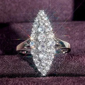 Vista detallada del lujoso anillo zirconia marquise grupo, brillante tono plata elegante.