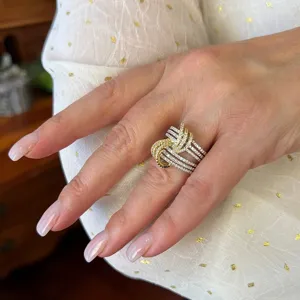 Vista detallada del anillo cruzado de circonita bicolor de lujo para mujeres, joyería brillante.