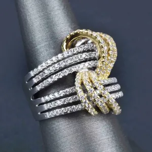 Anillo entrelazado de múltiples bandas con circonitas cúbicas brillantes detalle.