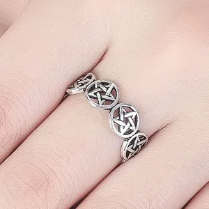Detailansicht des silbernen Pentagramm Gliederrings, Nahaufnahme von geometrischem Punk Fingerschmuck.