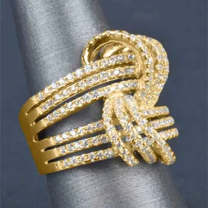Lujoso anillo de mujer multihebra cruzado con circonitas, joya dorada brillante y elegante.