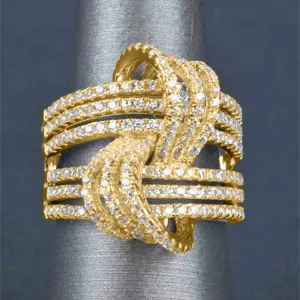 Vista detallada del anillo entrelazado de circonita pavé, diseño de banda cruzada brillante.
