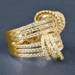 Detalle en primer plano del anillo entrelazado de lujo con circonitas para mujeres elegantes.