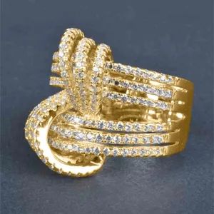 Detalle en primer plano de anillo cruzado con circonitas pavé doradas de lujo para mujeres.
