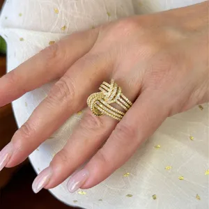 Deslumbrante anillo multiposición con circonitas pavé para mujer en acabado dorado elegante.