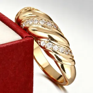 Bague torsadée dorée avec zircone cubique, design géométrique élégant pour bijoux de mode femme.