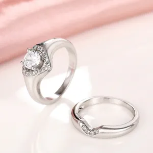 Detalle de primer plano del impresionante juego de anillos de pareja de plata con circonitas.
