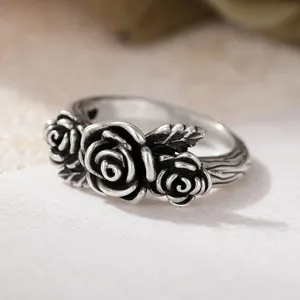 Vintage silver rose ring with textured band, rococo style chic jewelry for women and girls.