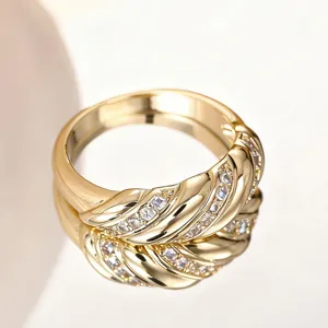 Superbe bague plaquée or torsadée en oxyde de zirconium pour femme mode élégante.