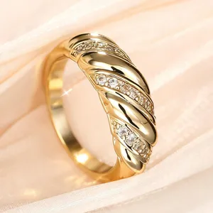 Bague Torsadée en Cuivre Avec Strass Pour Femmes Plaqué Or Anneau Géométrique Texturé Élégant Bijoux de Main Pour Navette Banquet Dame