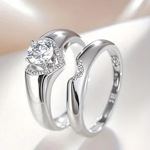 Elegante conjunto de anillos de pareja de plata con circonita en forma de corazón, detalle de lujo.