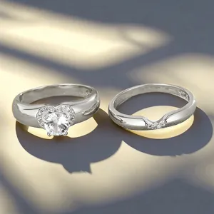 Primer plano de un juego de anillos de pareja de circonita con hermosa luz solar elegante.