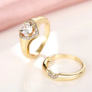 Conjunto de anillos de circonita dorada con halo de corazón, joyería geométrica.