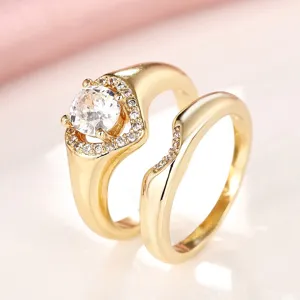 Elegante juego de anillos de pareja chapados en oro con circonita brillante, diseño de lujo.