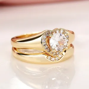 Vista detallada del juego de anillos dobles chapados en oro con circonita de corazón, brillo.