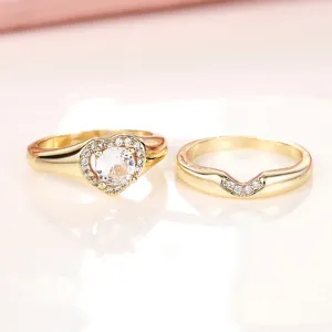 Exquisito juego de anillos de pareja de diamantes de corazon chapados en oro, joya geometrica.