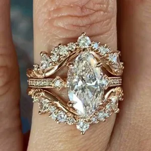 Primer plano detallado del hermoso conjunto de anillos apilables de circonita oro rosa