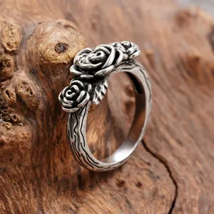 Retro silver-tone multi-rose ring with vintage rococo style branch band accessory