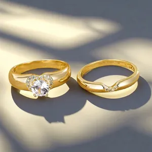 Primer plano detallado de hermosas alianzas doradas con preciosas circonitas brillantes.