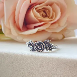Vintage oxidized silver rose ring for women, rococo style chic floral fashion jewelry piece.