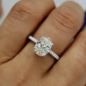 Anillo clásico de talla ovalada con banda pavé y cuatro garras para boda joyería nupcial