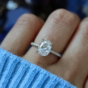 Exquisita foto de detalle de un anillo de compromiso clásico con solitario ovalado.