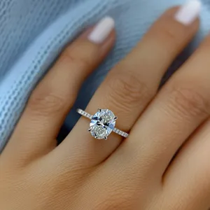 Elegante anillo de compromiso de plata con circonita ovalada y pavé brillante
