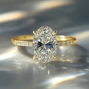 Exquisito detalle de un anillo de oro con piedra ovalada y cuatro garras, ideal para novias.