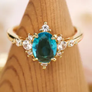 Squisito anello con pietra blu a fiocco di neve e zirconi brillanti eleganti per donne