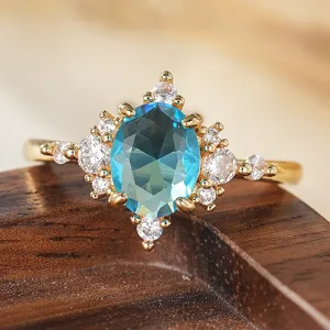 Primo piano dettaglio del bellissimo anello placcato in oro con zirconi blu a fiocco.