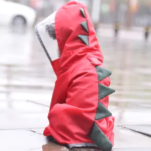 Vue détaillée d'un imperméable rouge pour animaux avec des épines de dinosaure et une capuche.