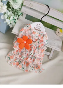 Detailansicht des niedlichen Blumen-Haustierkleids mit Rüschen und orangefarbener Blume.