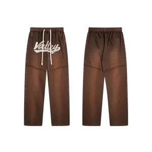 Καφέ streetwear παντελόνι φόρμας με στρας γράμματα, κορδόνι και vintage πλύσιμο.