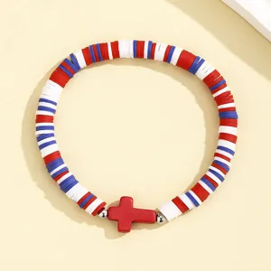 Bracelet en perles heishi en argile polymère rouge blanc bleu pendentif croix détail