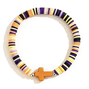 Bracelet de perles en argile polymère colorée avec pendentif croix style bohème détail