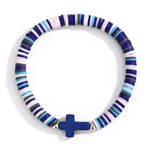 Vue rapprochée détaillée du bracelet de perles heishi en argile polymère croix bleue