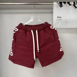 Shorts casual lavati da uomo con ricamo gotico e vita elastica per lo stile streetwear.